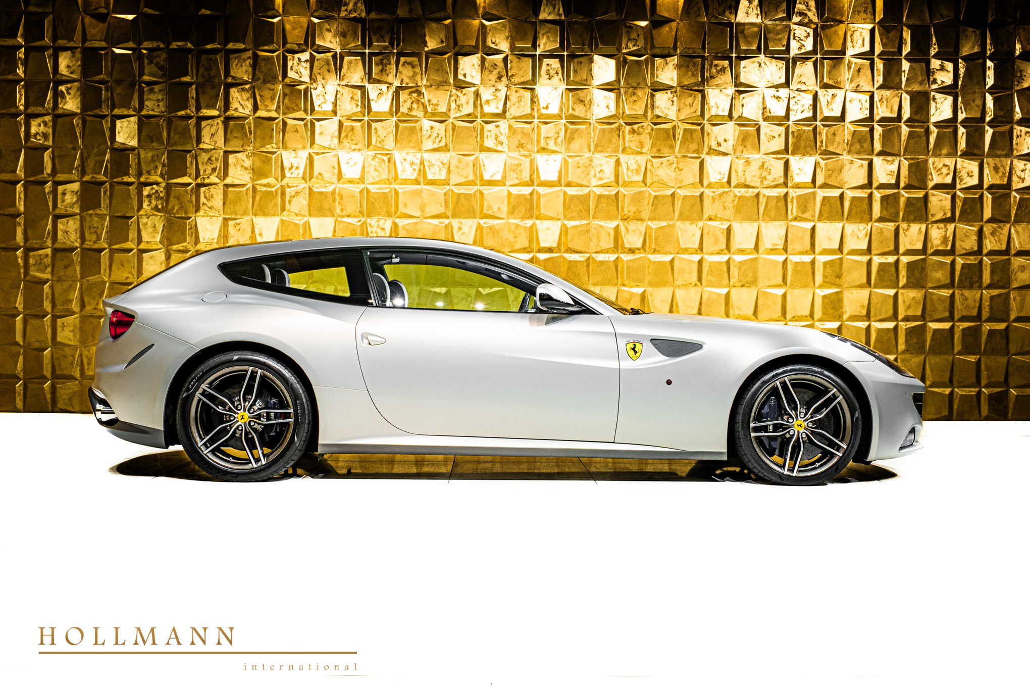 好车分享 Ferrari FF，说起来得是2012年了吧，坐过这个车，空间还挺好