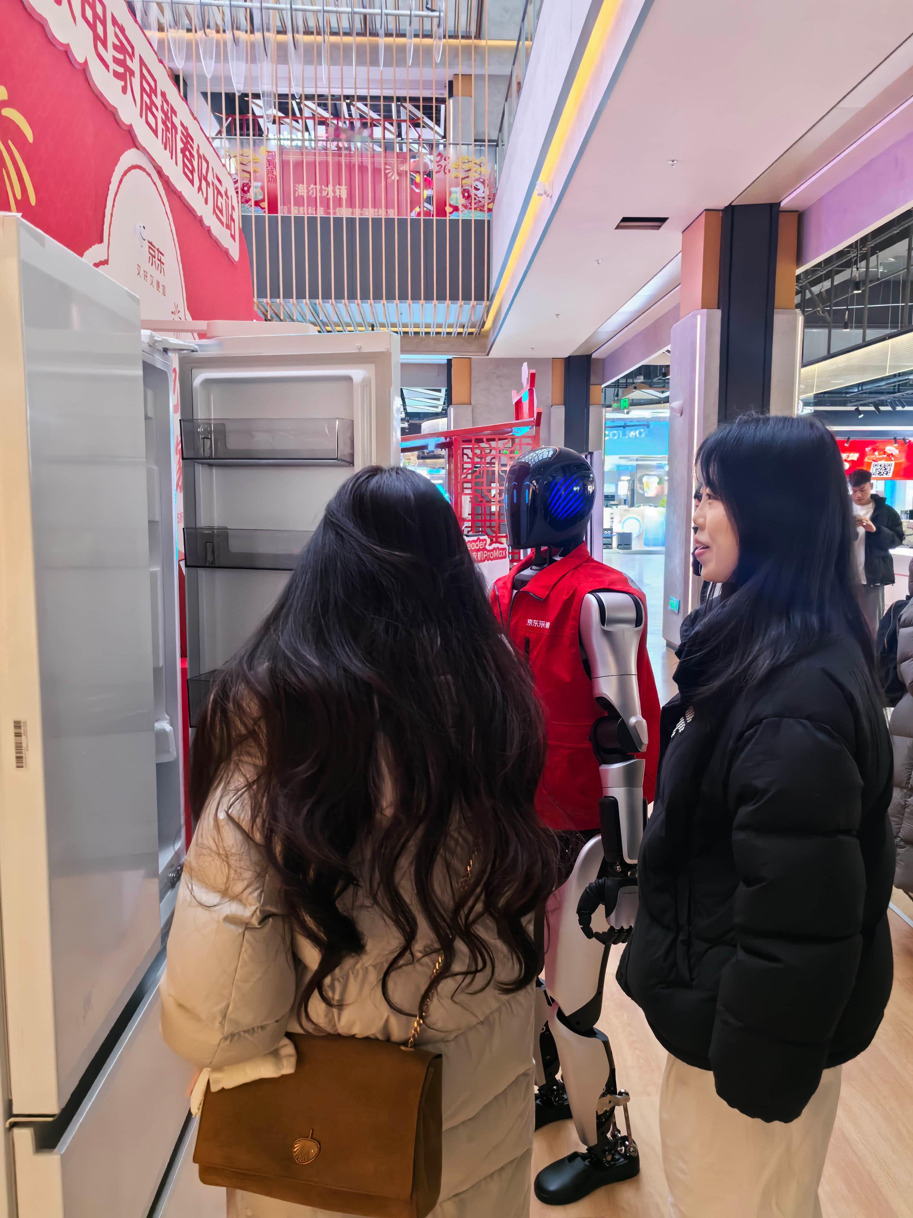 救命！这个机器人也太会撩了吧！😍 机器人偷偷把同事给卖了 对着小姐姐比心飞吻，