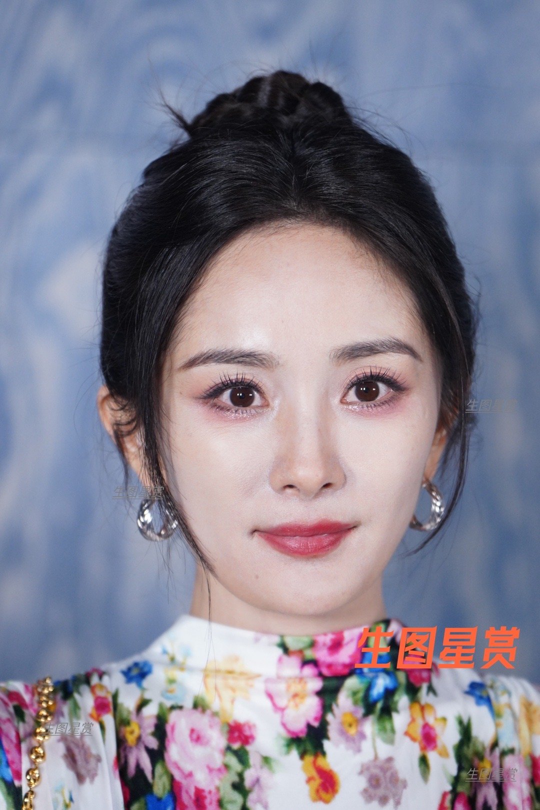 杨幂活动怼脸生图，露腰碎花裙春日里摇曳生姿🍃🌸 | 2552独家 ​​​