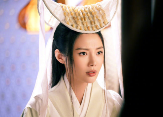 徐冬冬cos嫦娥  徐冬冬cos嫦娥而且还能够和小兔子贴贴，很少能够看到咱们姐姐