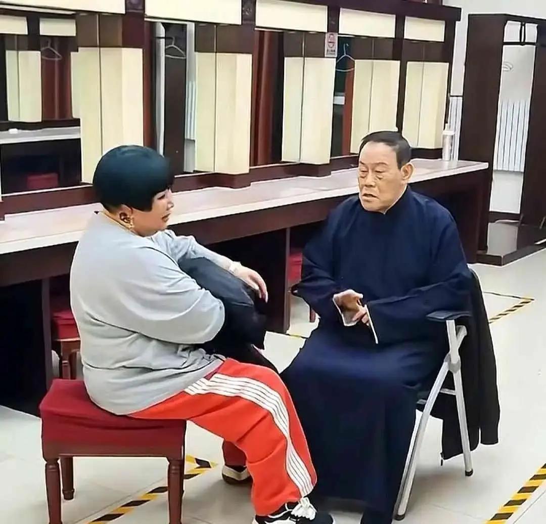 石富宽演完后，朝杨威点了个头，两人隔着一段距离，既没有礼貌性地大声问好，也没有走