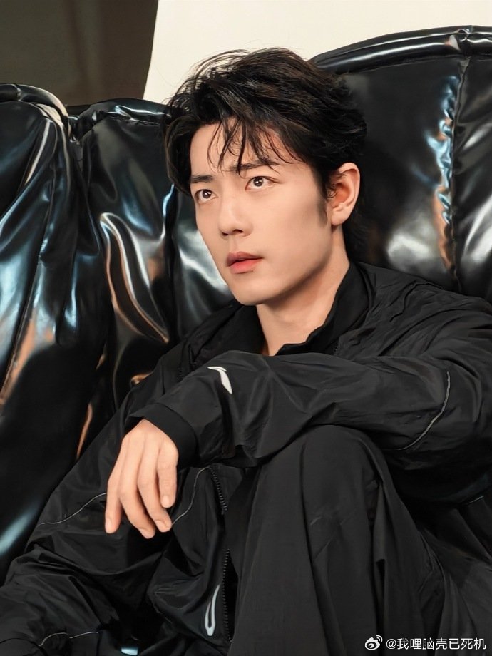 全黑的肖战风掠过镜头定格此刻的肖战  全黑的肖战，风掠过镜头定格此刻的肖战，谁懂