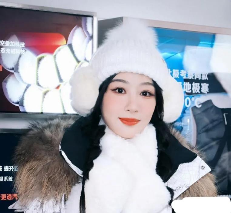 杨紫哈尔滨见面会人气炸裂！狂热粉丝齐聚一堂，现场盛况空前！人山人海，热闹非凡！壮
