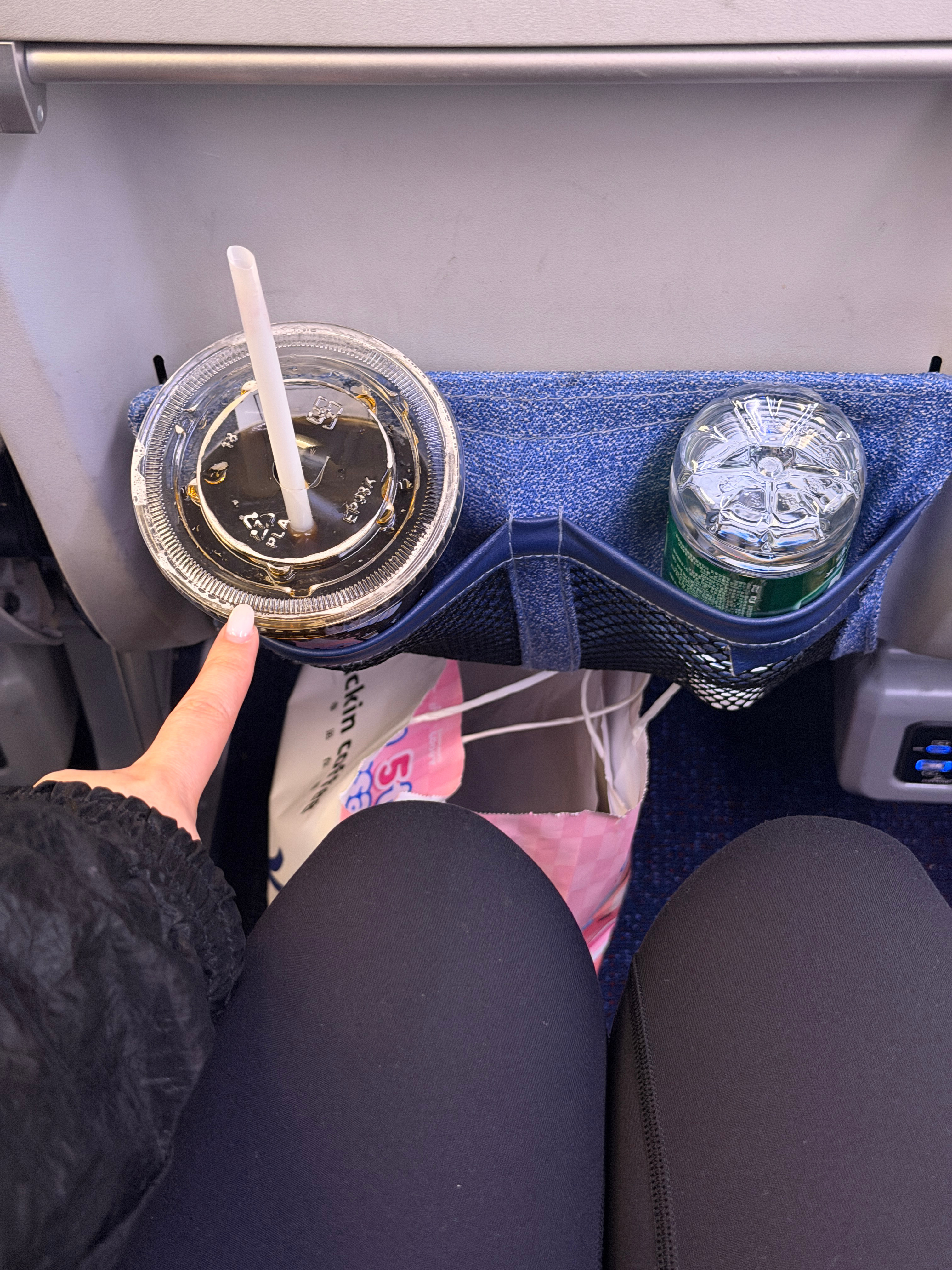 我实名夸夸这个飞机【座椅储物收纳】咱的冰美式，终于有地放了！终于不用被挤的洒出来