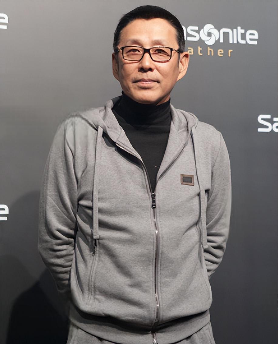 陈道明有句话说得特别现实：
“等你老得走不动时，就会明白，退休后到处旅游，耗尽积