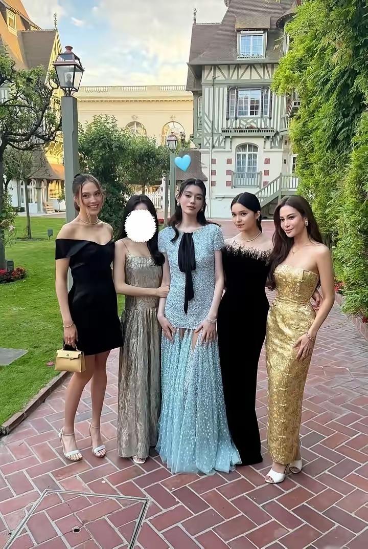 外国人好像也不是那么有优势。

按照以往经验，和外国人合照，中国人从来不占优势，