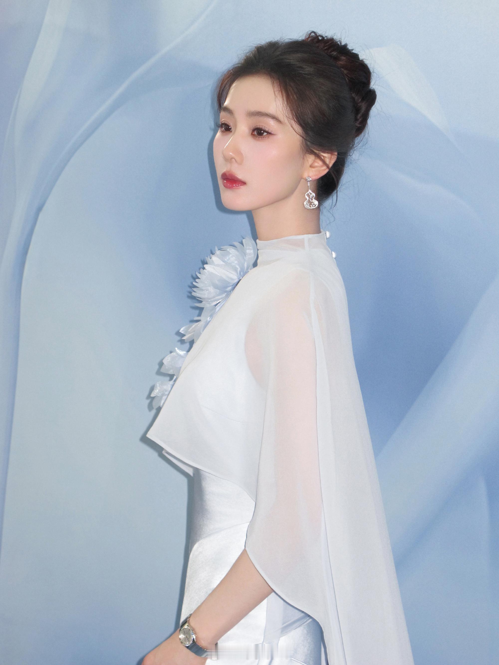 刘诗诗是懂娃衣的 刘诗诗这娃衣搭配能力真的可以出教程了，每一套都长在审美点上。大