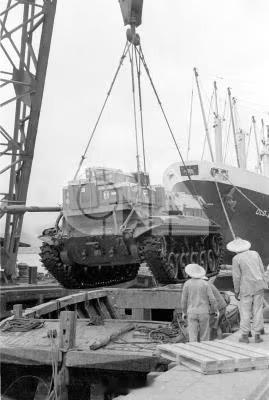 照片中的历史 1958年10月17日，首批美援新武器“沃克猛犬”M-41式轻型坦