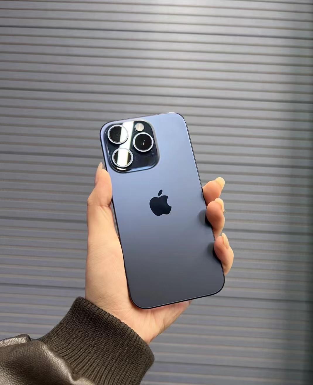 到底是谁说iPhone 15 Pro蓝色丑的？

我看网上一堆人说蓝色丑，基本都