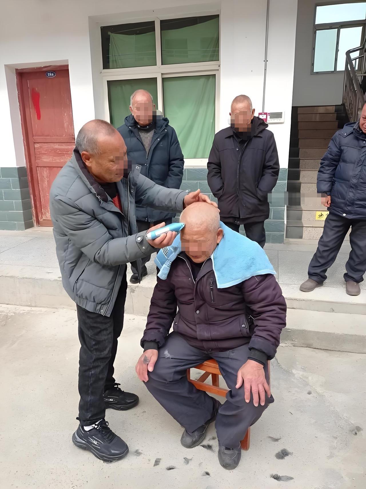 我发现农村大多数五保户，都是由近亲戚代为赡养和照顾。

这些五保户，吃、穿、住、