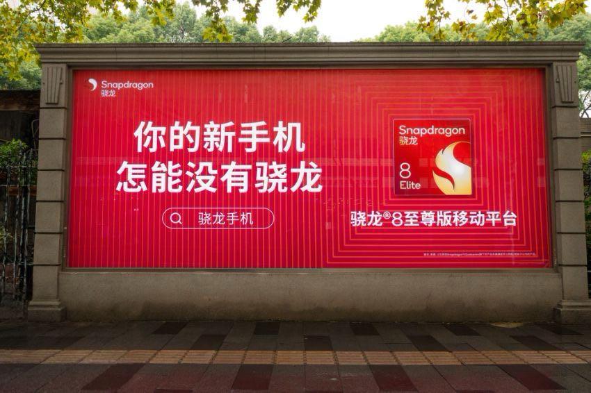花园饭店这一排真是“机圈过年”般红红火火，一路走过不仅被喜庆的大红广告牌吸引，“