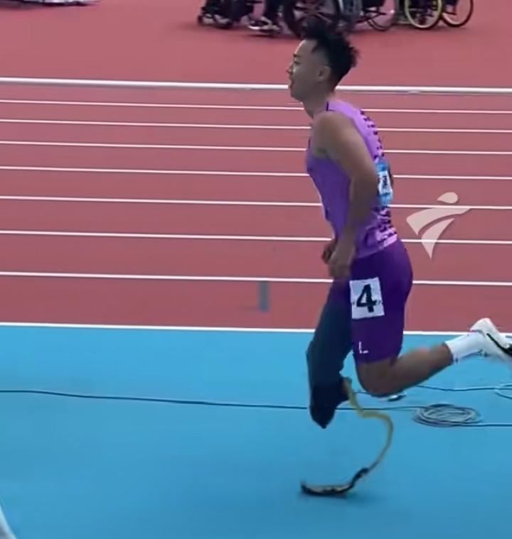 残运会冠军夺冠后飞奔向妻子的画面太美了，这爱情太好嗑了吧！

12月9日全国第十