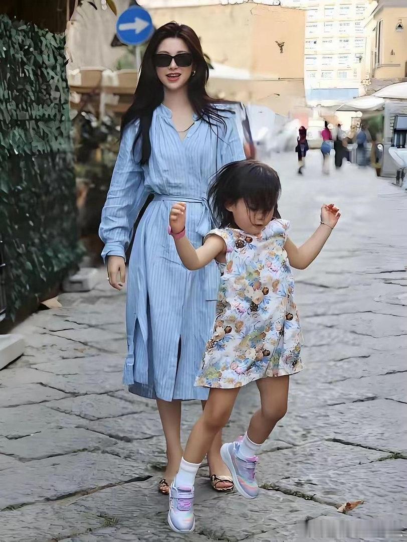 朱珠带女儿游玩，路人镜头下的朱珠又美又有气质。 