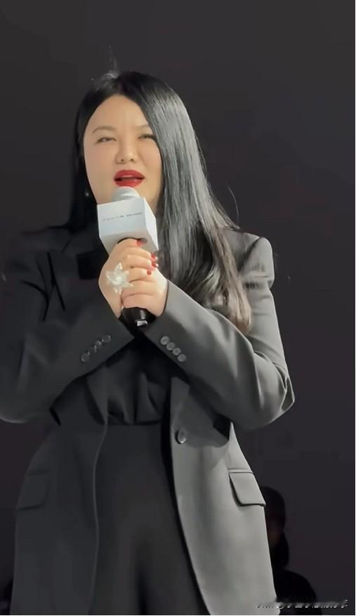 李湘这腚大腰圆的身材看起来是娱乐圈里最有福相的了吧，明明那么有钱怎么就不好好管理