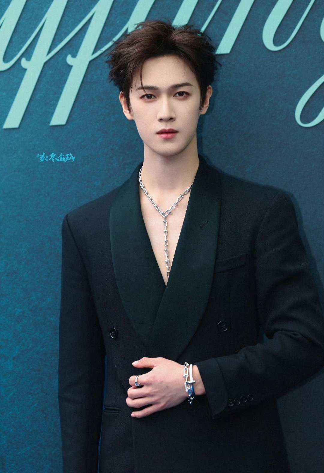 李昀锐宋雨琦根本不敢对视盛装相遇的熟人们 害羞闪躲的模样超萌的 