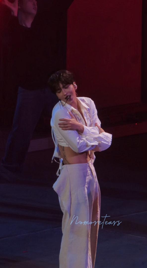  邵子恒初舞台劲舞燃炸全场！沉浸投入表演，力量与美感兼备，展现独属于少年的锋芒披