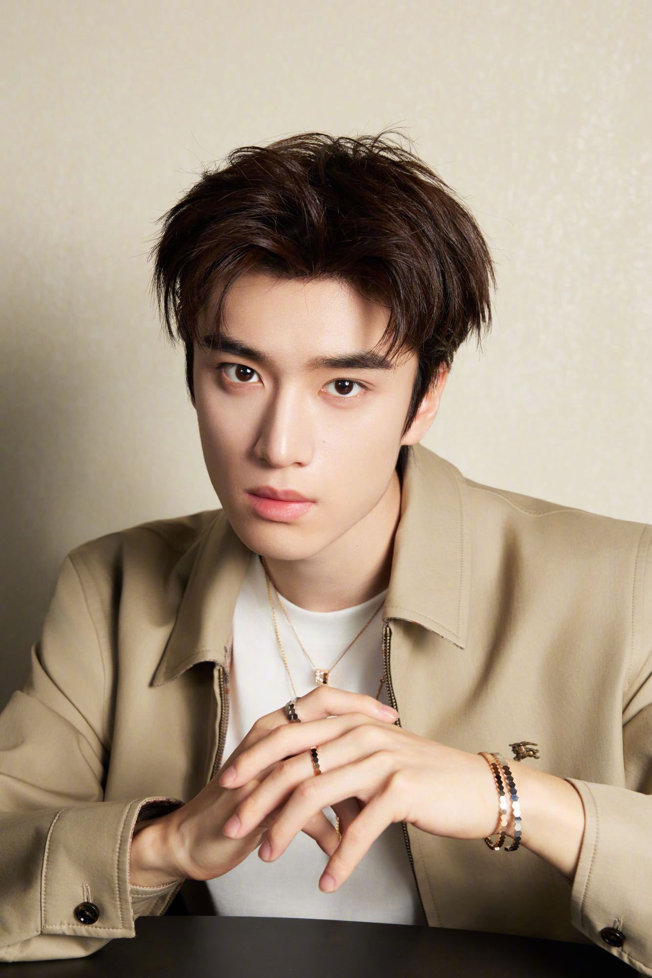 张康乐 穿着Burberry服饰，佩戴戴CHAUMET Bee de Chaum