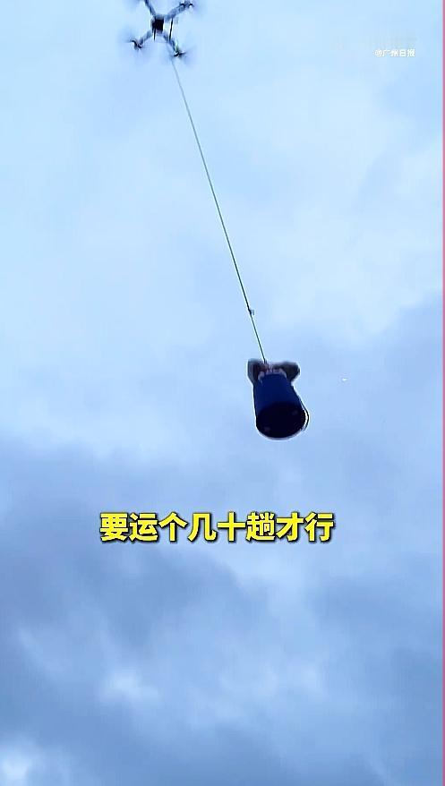 破防了！这才是中国人骨子里的善良！
 
广西多地遭遇洪涝侵袭，积水封堵村口道路，