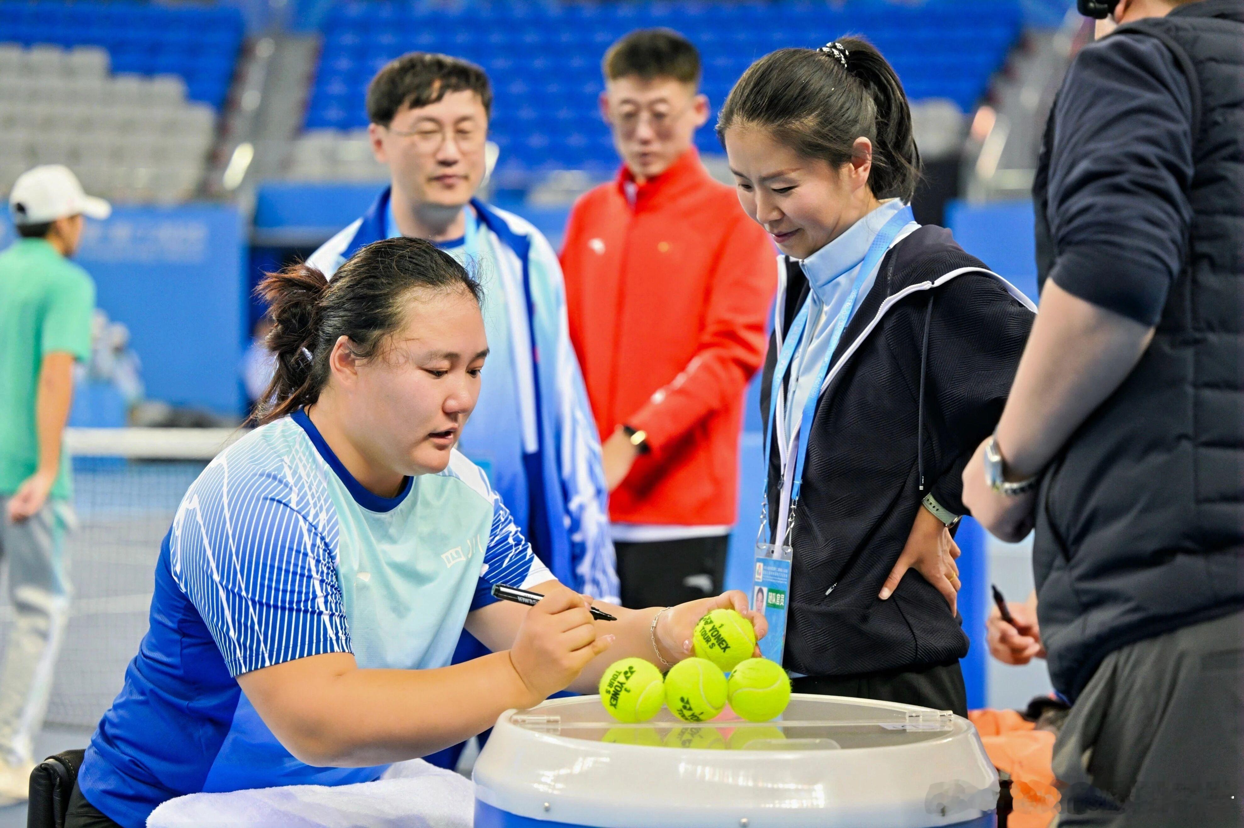 全运会网球轮椅组混双决赛在两对四川组合之间进行李晓辉/纪珍旭在第二盘抢七中挽救冠