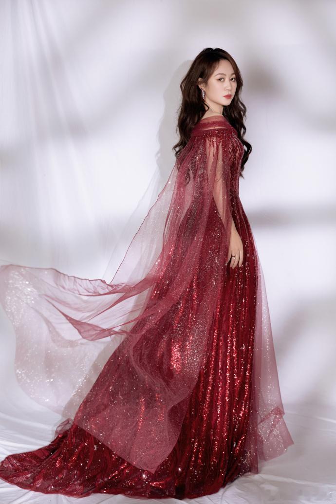 马丽裙子红裙一穿整个人都亮起来了，马丽今晚状态好好，温柔又有气场 