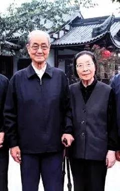 翻开这张老照片，两人笑得温和又含蓄，像极了那个年代知识分子的样子内敛，但有力量。