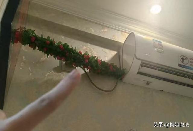 四川成都，女生去公共厕所方便，没想到从蹲下来开始，就被某双眼睛完整的偷看了。事后