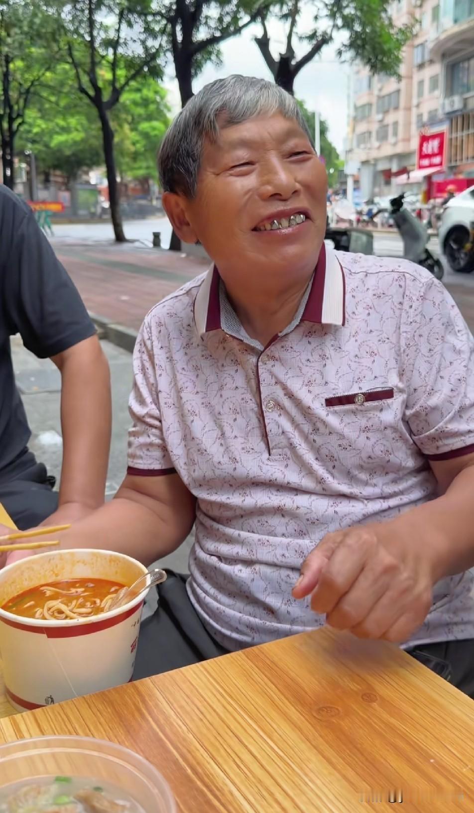 看来福建的面条真不错，很符合树兰和老表的胃口，老表吃的干干净净，树兰一碗又一碗，