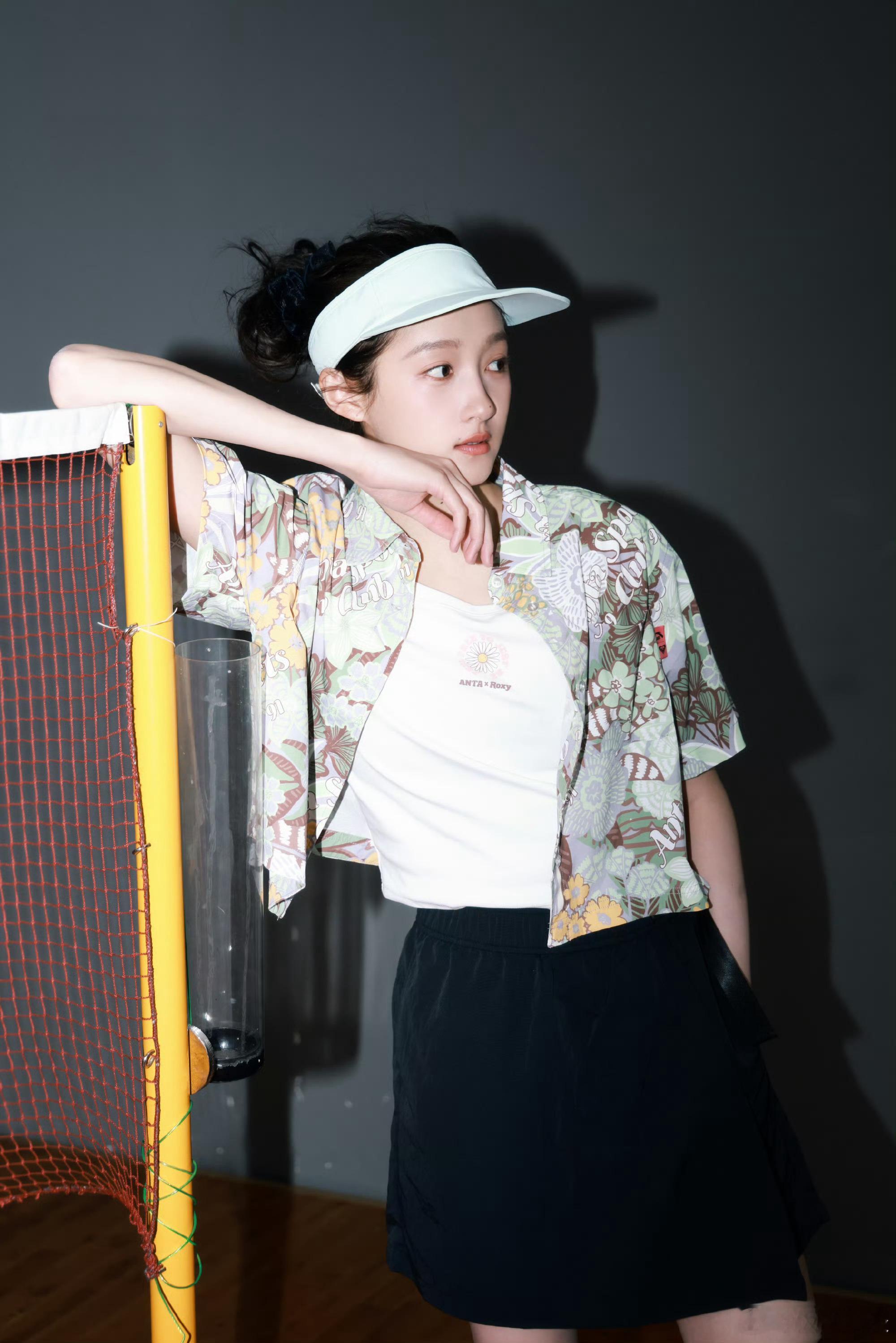 关晓彤棒球服造型甜酷双修 关晓彤把棒球服的甜酷感玩明白了！棒球皮衣配铆钉短裙，又