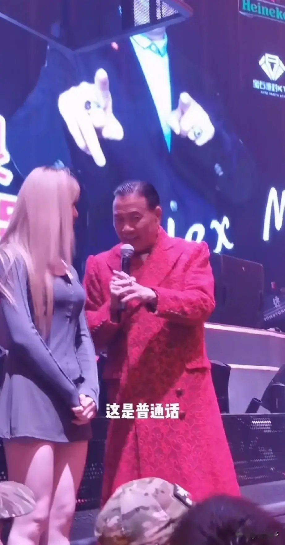 万梓良内地商演，美女伴舞相伴，舞台尽显欢乐，老大哥风采依旧！ 