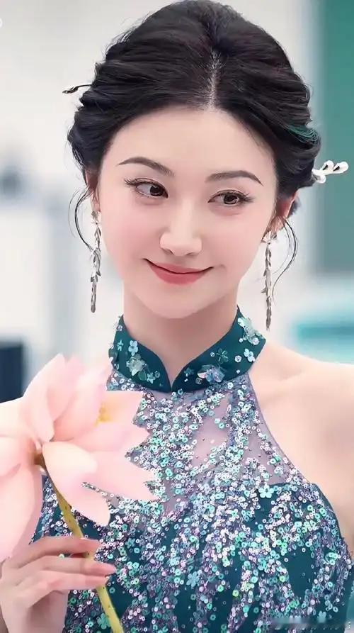孙晨宇是怎么在生意圈混出来的啊。
除去财富，景甜这样的大美女为什么要看上他？很多