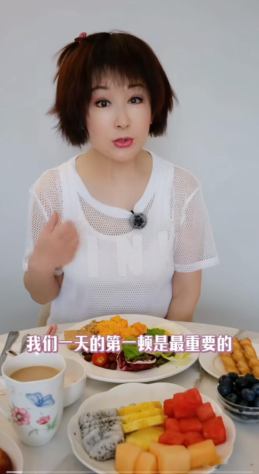 81岁潘迎紫分享她的早餐，怪不得能保持这么好的状态，原来懂得吃也是很关键的。

