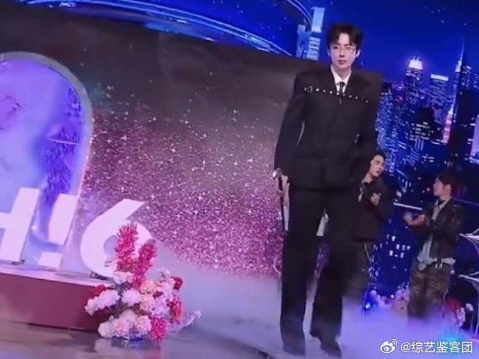 刘宇宁hi6超前营业中刘宇宁hi6超前营业中一整个社交小达人哈哈哈，和弟弟学跳舞