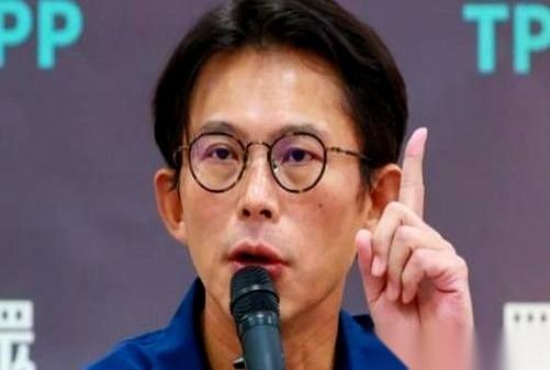 我跟你说，这事儿可真绝了。
黄国昌直接放话，要“弹劾”赖清德。
就差直接指着鼻子