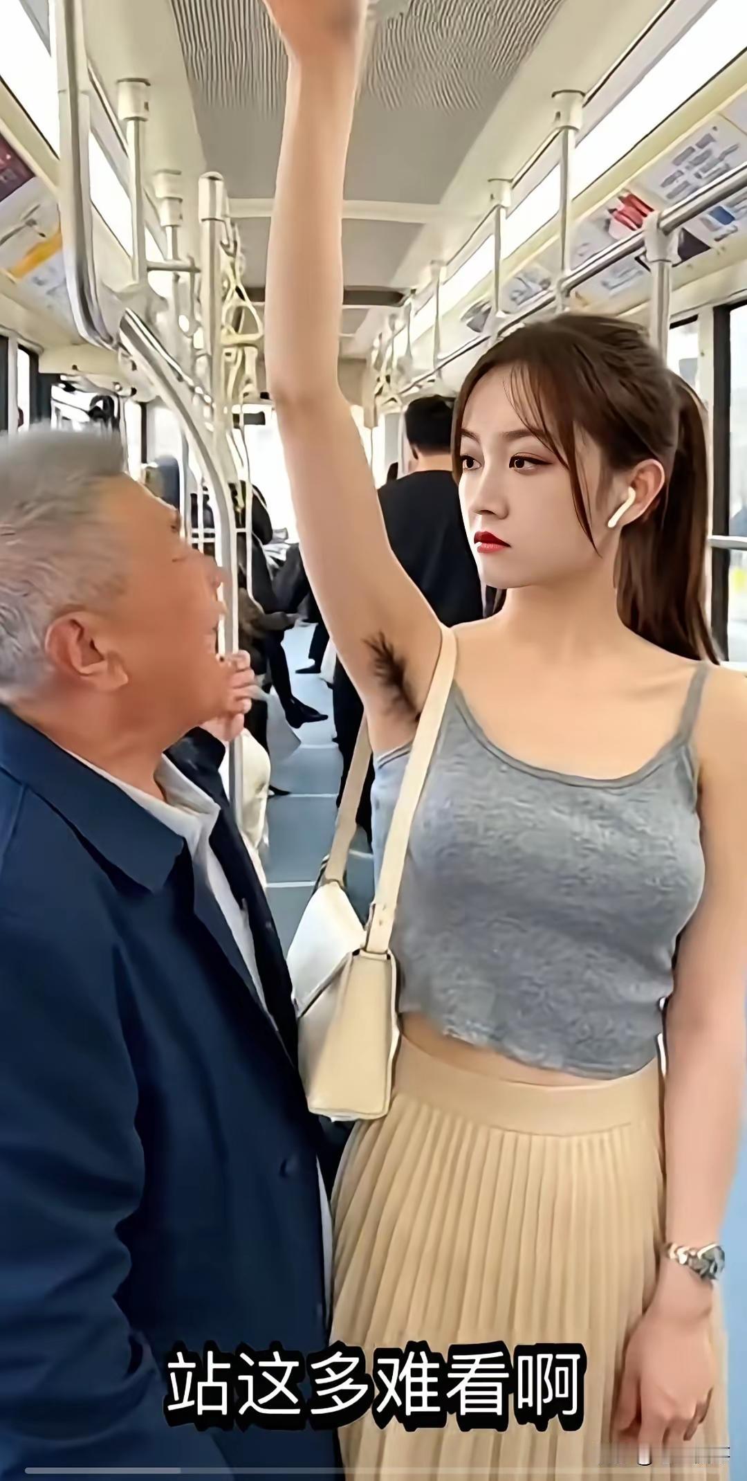 在一辆行驶的公交车上，一位年轻女孩身着小背心。因没有座位，她抬起右手抓住公交车内