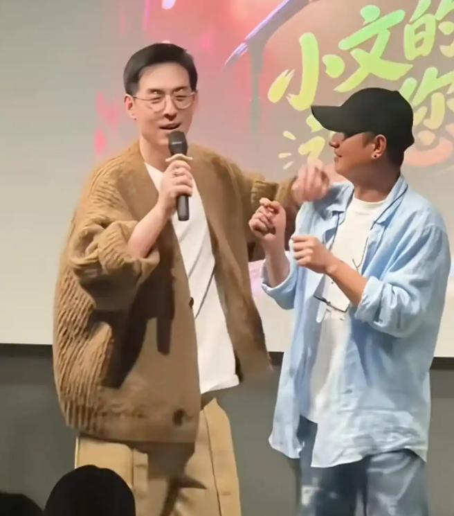原来文章“八号院儿”开业还有三位重量级嘉宾，其中有一位曾被调侃“头上有点绿”，另