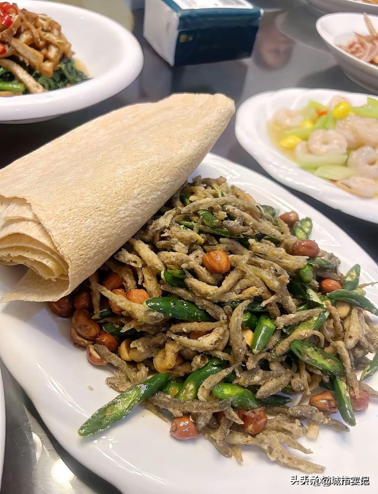 宿迁最具特色本土菜之一，辣椒炒小鱼配煎饼，那叫一个绝，小鱼，干脆鲜香，吃在嘴里满