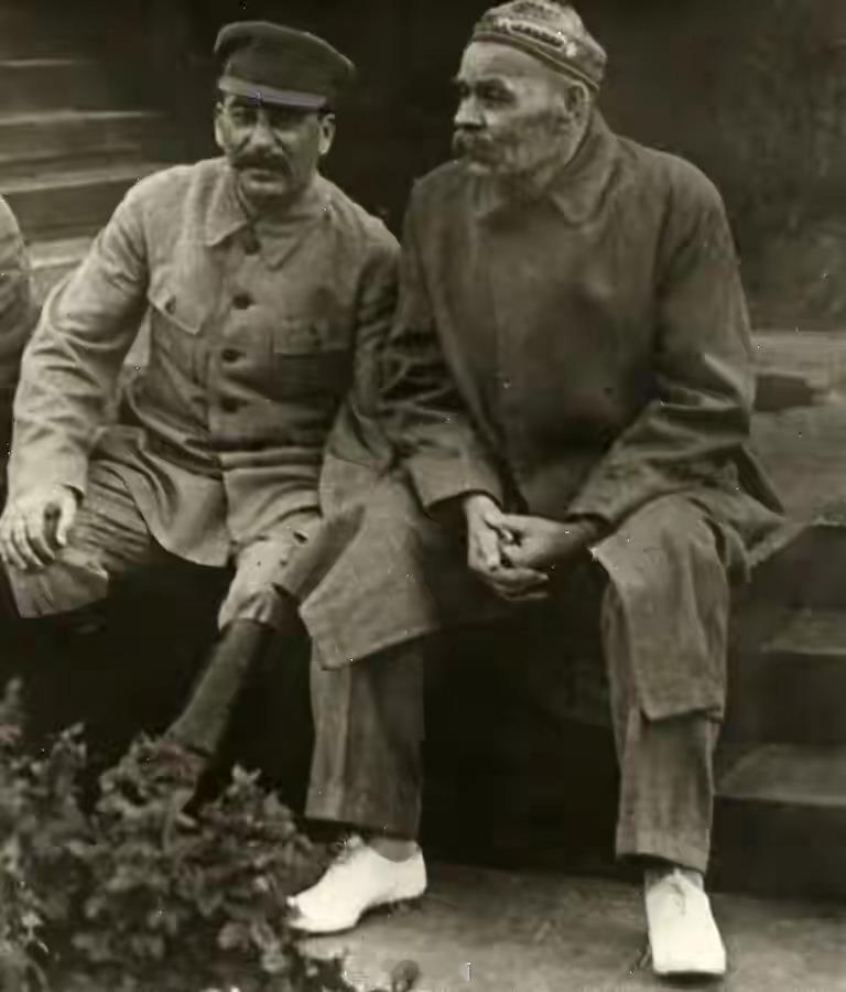 1931年，斯大林与高尔基在列宁墓旁合影 ​​​