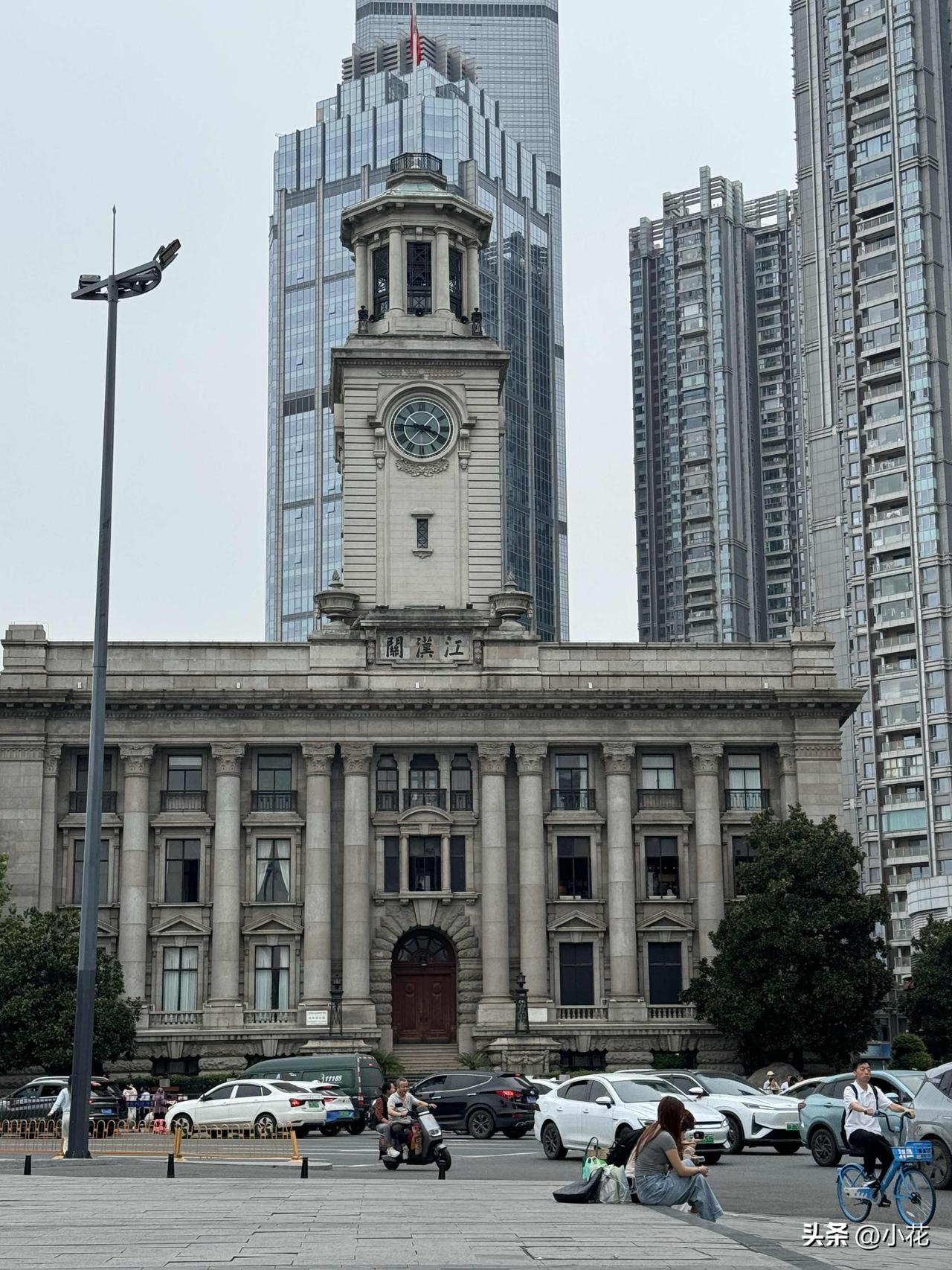 武汉江汉关，2025年9月21日，我悠然漫步于武汉江汉关的江边，江风轻柔地拂面而