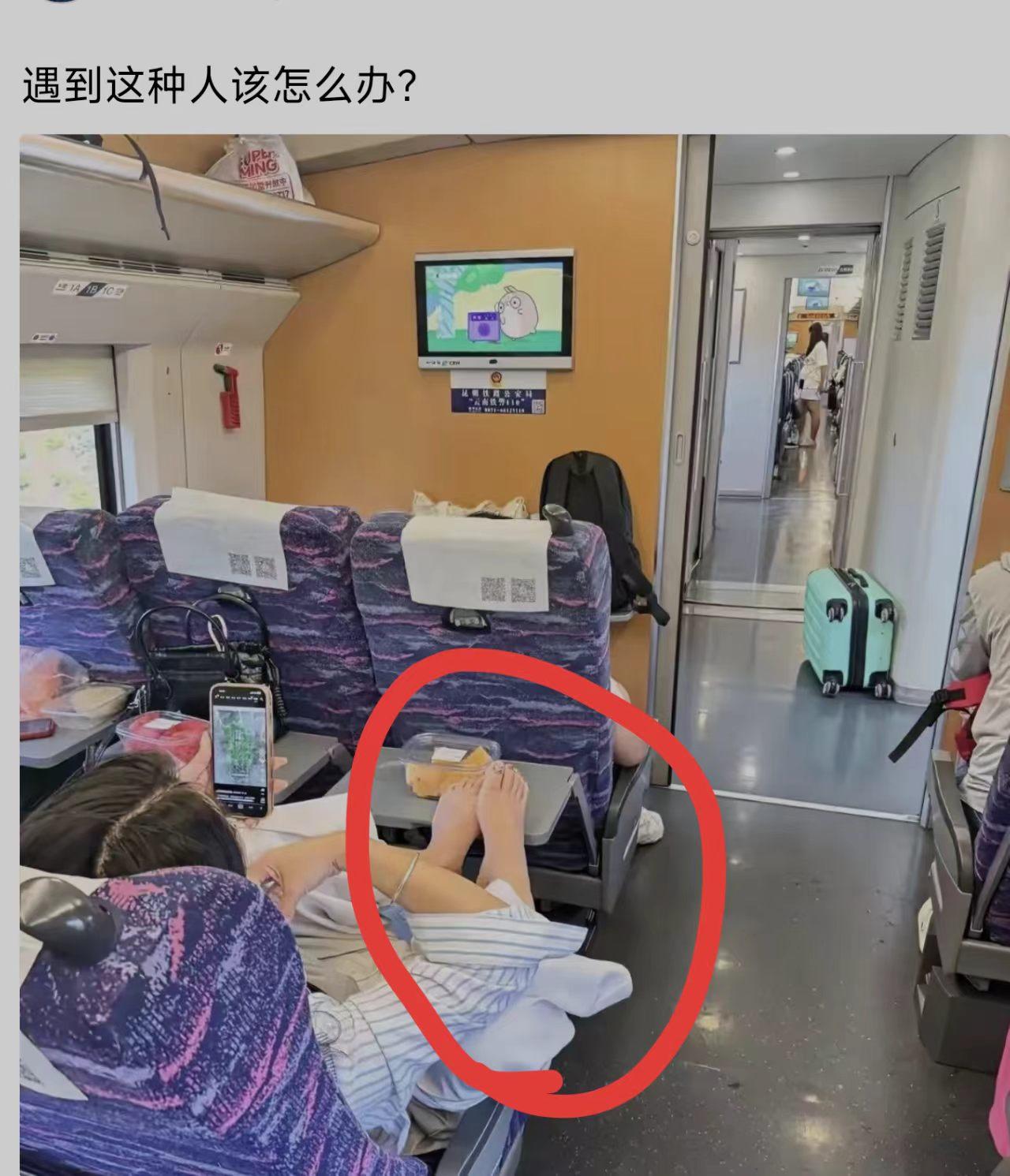 挺佩服这种人的，吃东西玩手机两不误，丝毫不在意旁人眼光