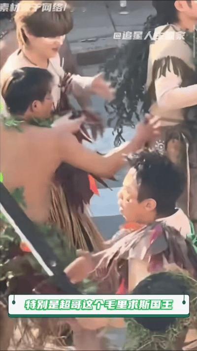 邓超求美白办法 别人求美白是因为晒黑了，邓超求美白是因为在泥潭里腌入味了。超哥，