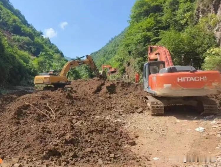 天灾无情人有情
今早快7点时分许
陇南一村发生山体滑坡事故
33人被困
但截至目