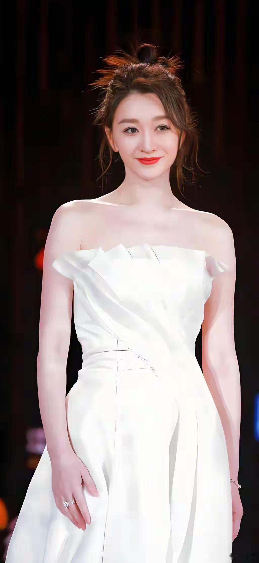 念咒语李小冉一下子就会了李小冉乘风舞台惊喜不断，攻克绕口密集咒语唱段一气呵成。昔