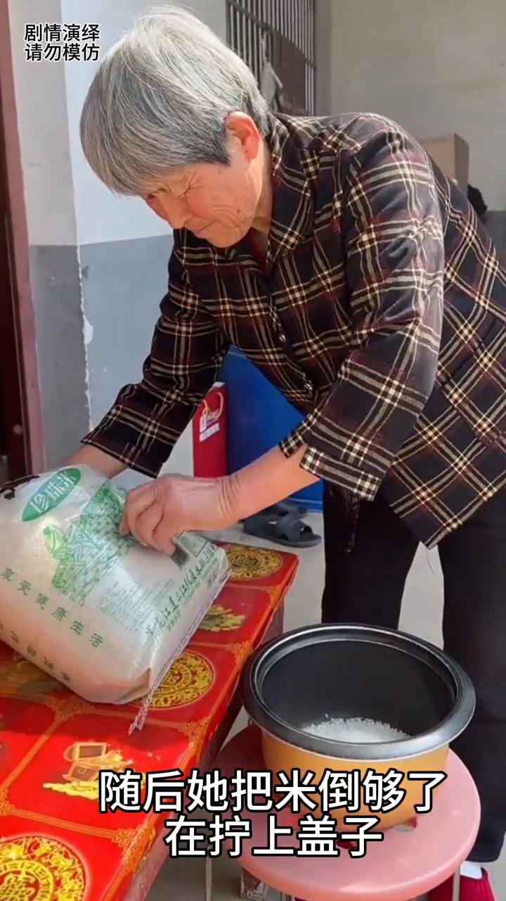 大婶做米饭时巧妙把塑料瓶放袋子里。
中午又该做饭了，只见大婶拿着蒸米锅，然后她巧