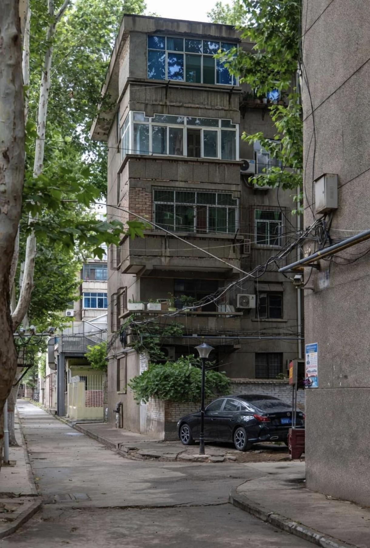 为什么看看这种老楼，就莫名的心中感慨，是因为老了吗？这种小区就算收物业费一般也很