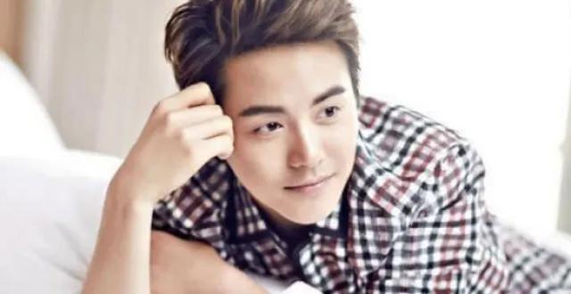 马天宇高铁暖心一幕！请站票大爷坐行李箱，双向温柔太好哭
 
近日，马天宇在高铁上