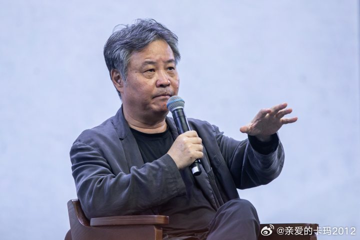 太逗了！有位学生问余华：余华老师，我高考编了一句名言，写的是您的名字，可以吗？余