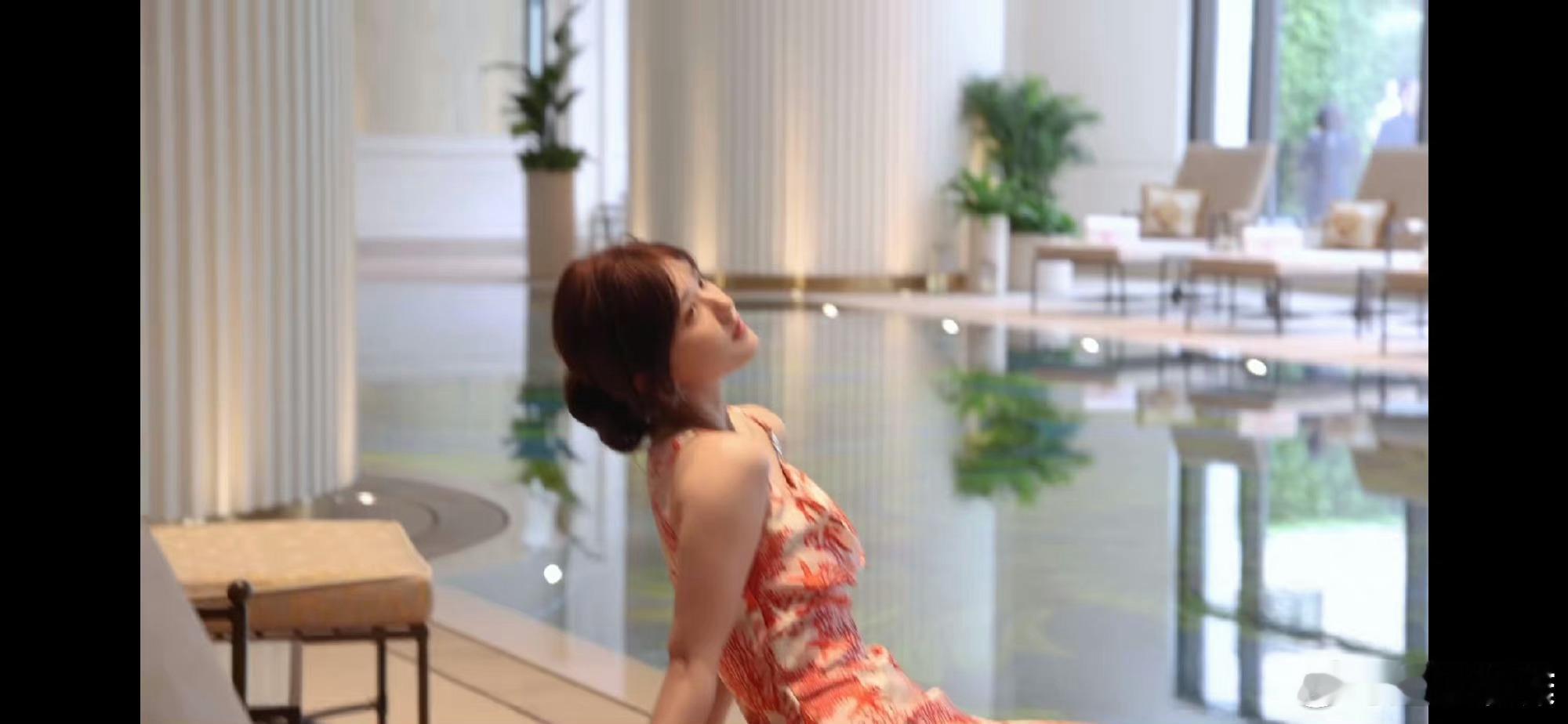 #赵露思玫瑰吊带裙#赵露思玫瑰吊带裙，甜美性感兼备，姐姐魅力爆棚，赵露思露齿捂嘴
