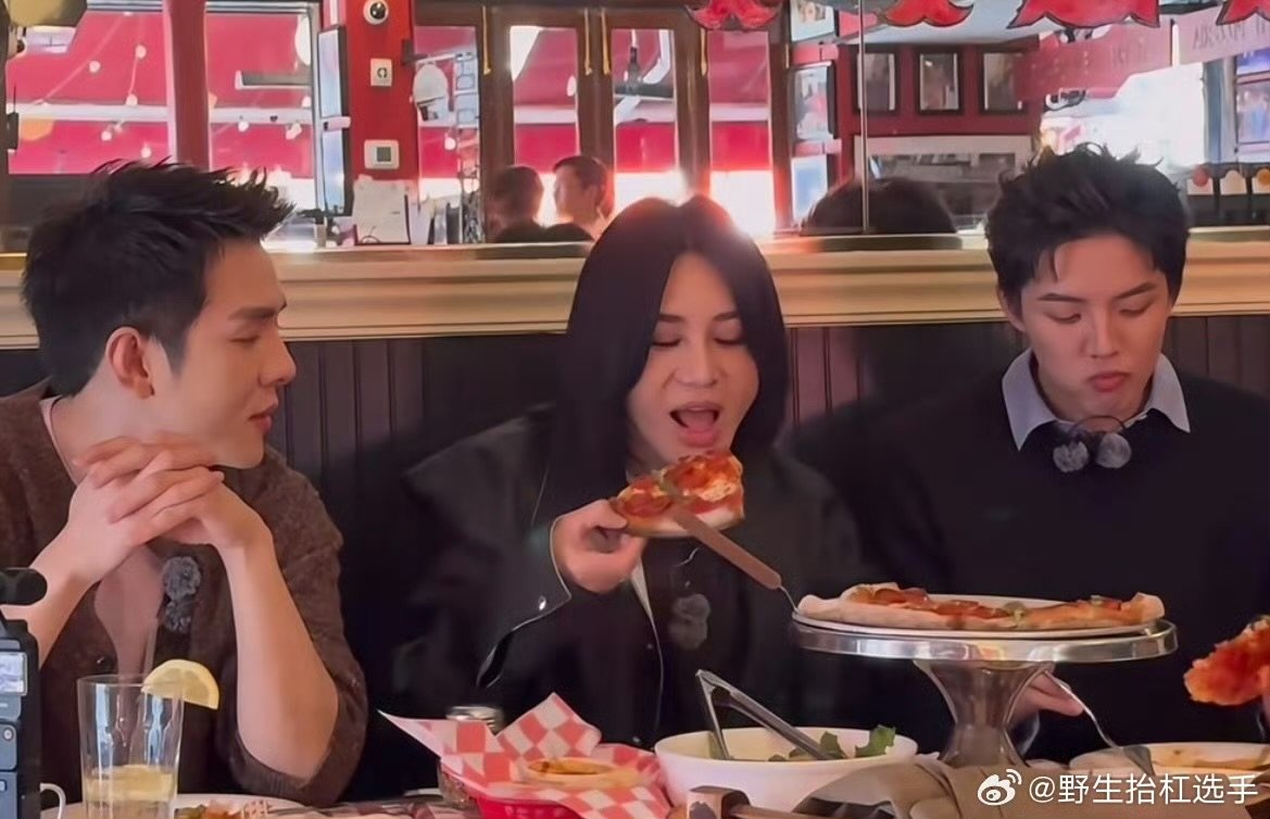 李佳琦和周峻炜直接笑到说不出整话，尚雯婕吃披萨也太有综艺感了！尚雯婕心急吃不了热