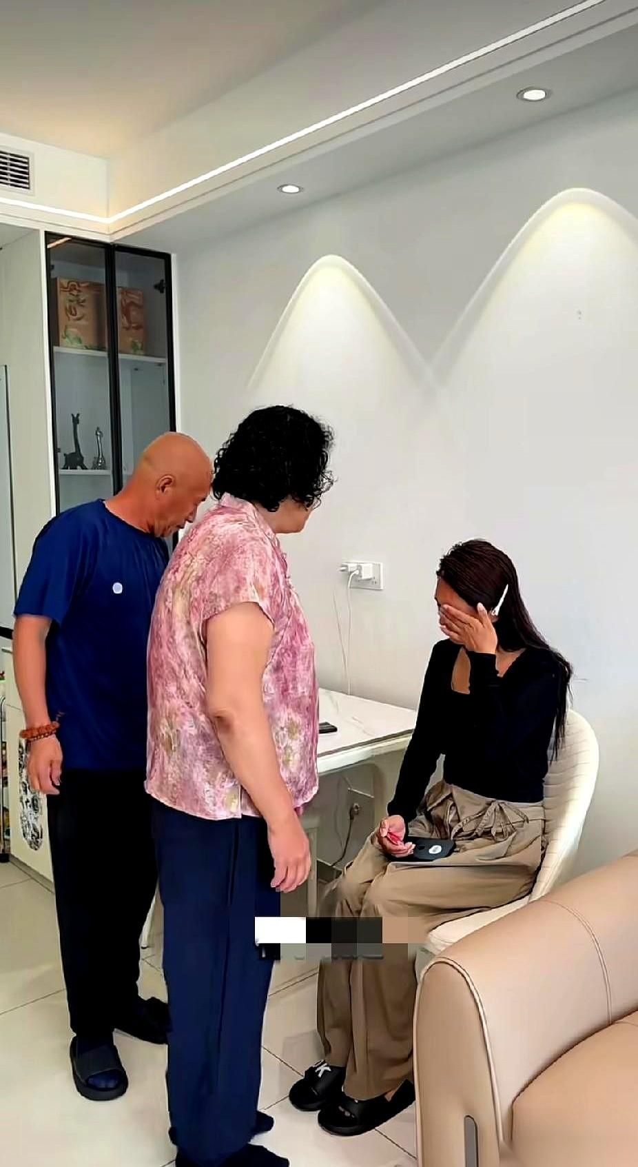 “借钱？没有。”
客厅里的电视还在放着连续剧，公公头也没抬，撂下这四个字，一把拽