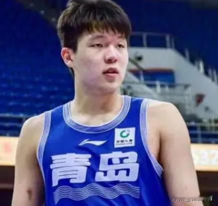 北京时间4月11日19:35，CBA季后赛12进8G1继续进行，青岛队主场迎战广